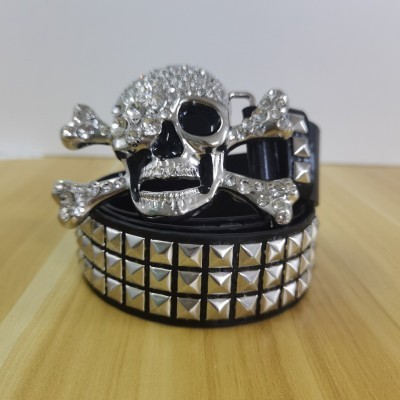 Ceinture avec décoration tête de mort en strass et métal clouté